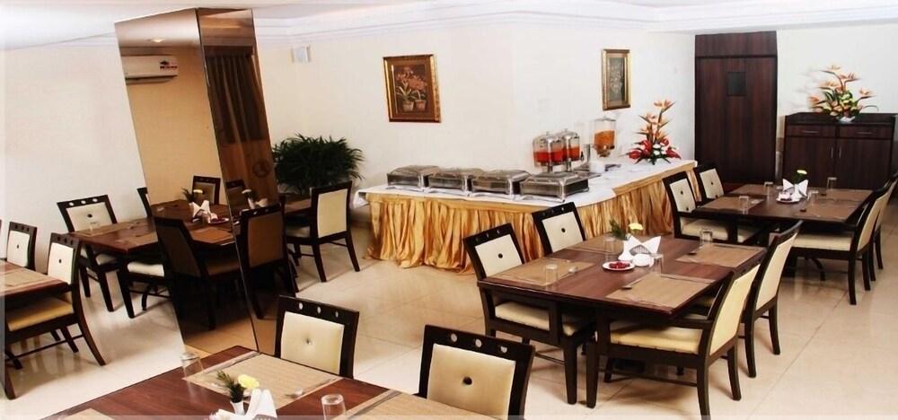 The Chevron Hotel Bangalore Extérieur photo